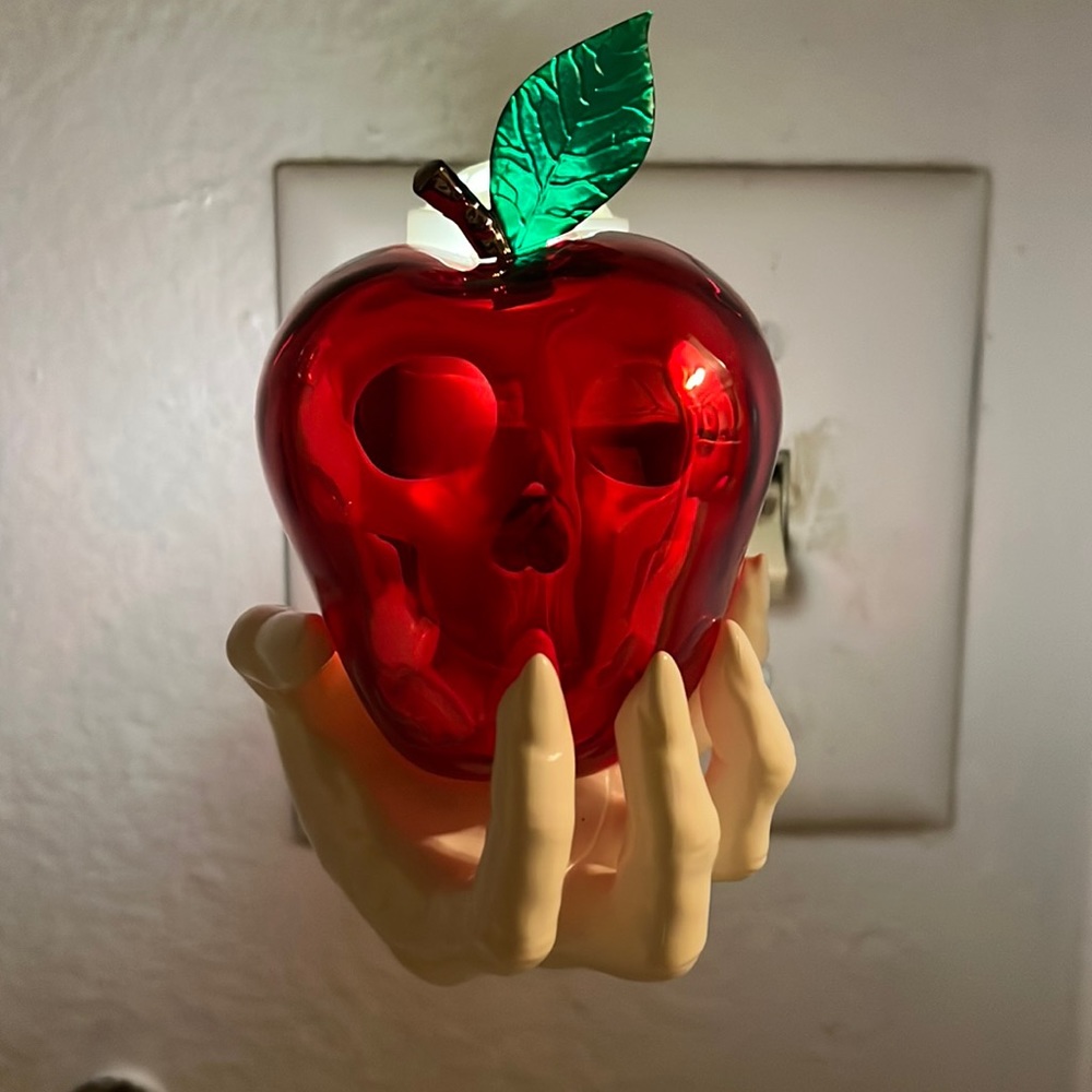 EVIL APPLE NIGHTLIGHT Wallflowers